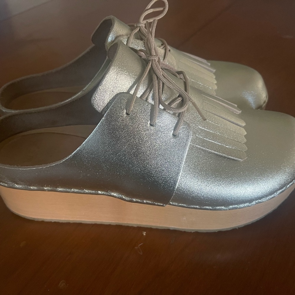 Bryr Clogs Zoe with removable Kilt Size 38 Sold Out Metallic Silver